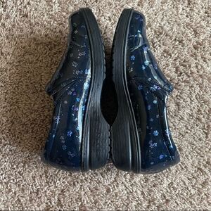 Easy Works by Easy Street Blue Floral Print Tiffany Clogs SZ 6.5W Good Condition